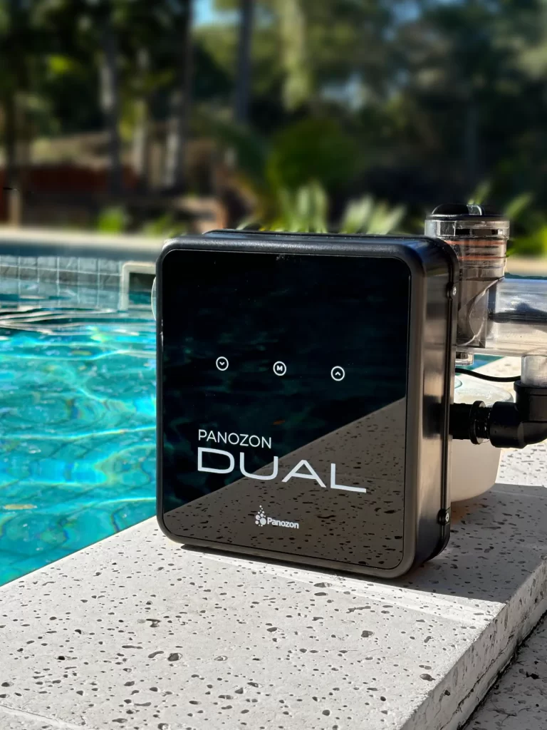 Equipamento Panozon Dual instalado à beira da piscina