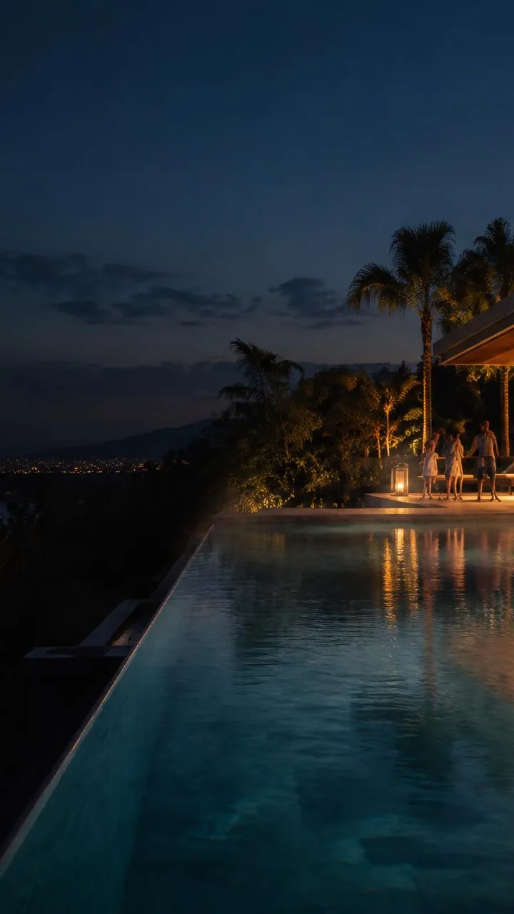 Piscina arquitetônica aquecida ao entardecer